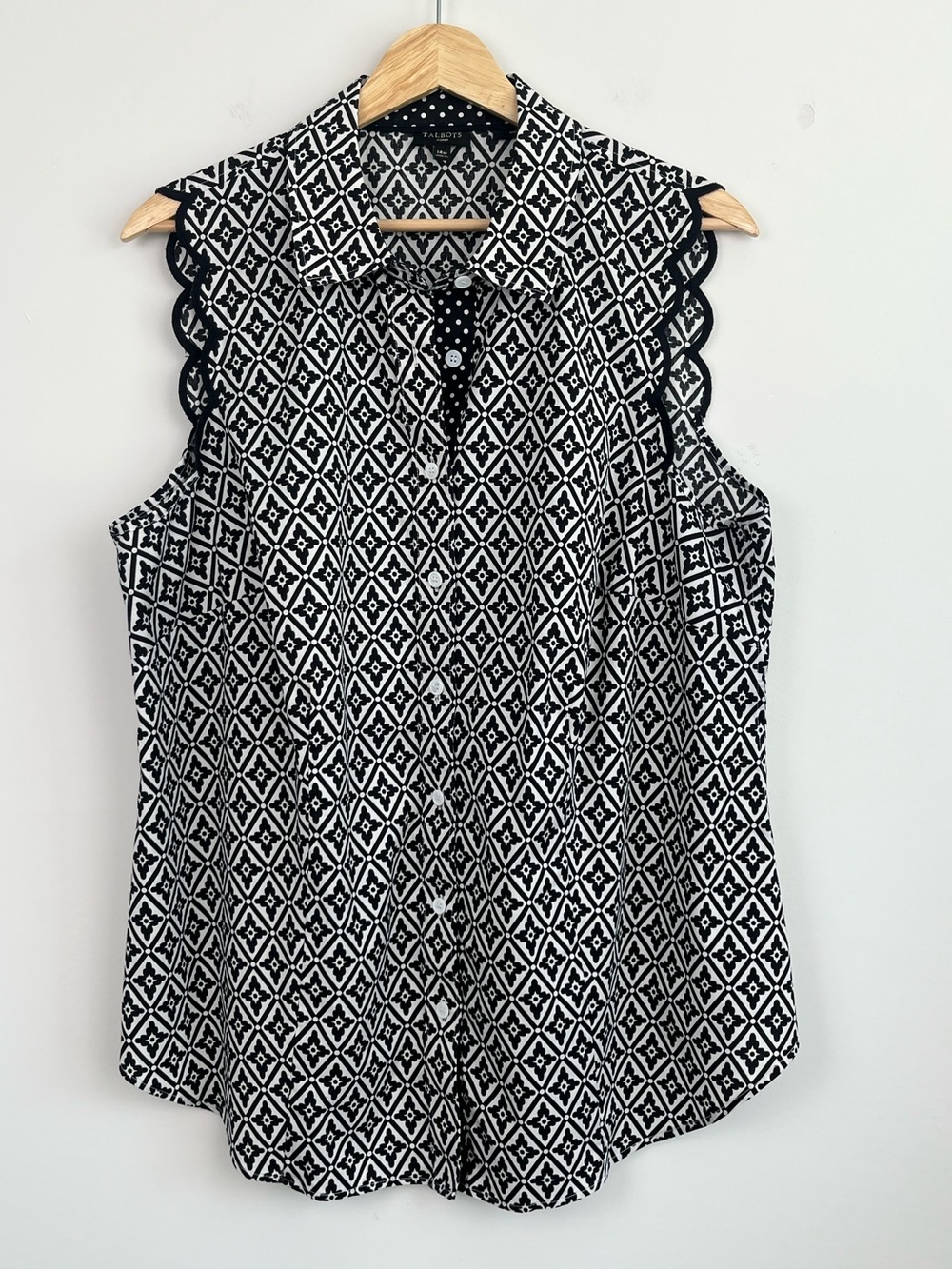 Talbots black & white print scalloped trim sleeveless button shirt, size 14W.